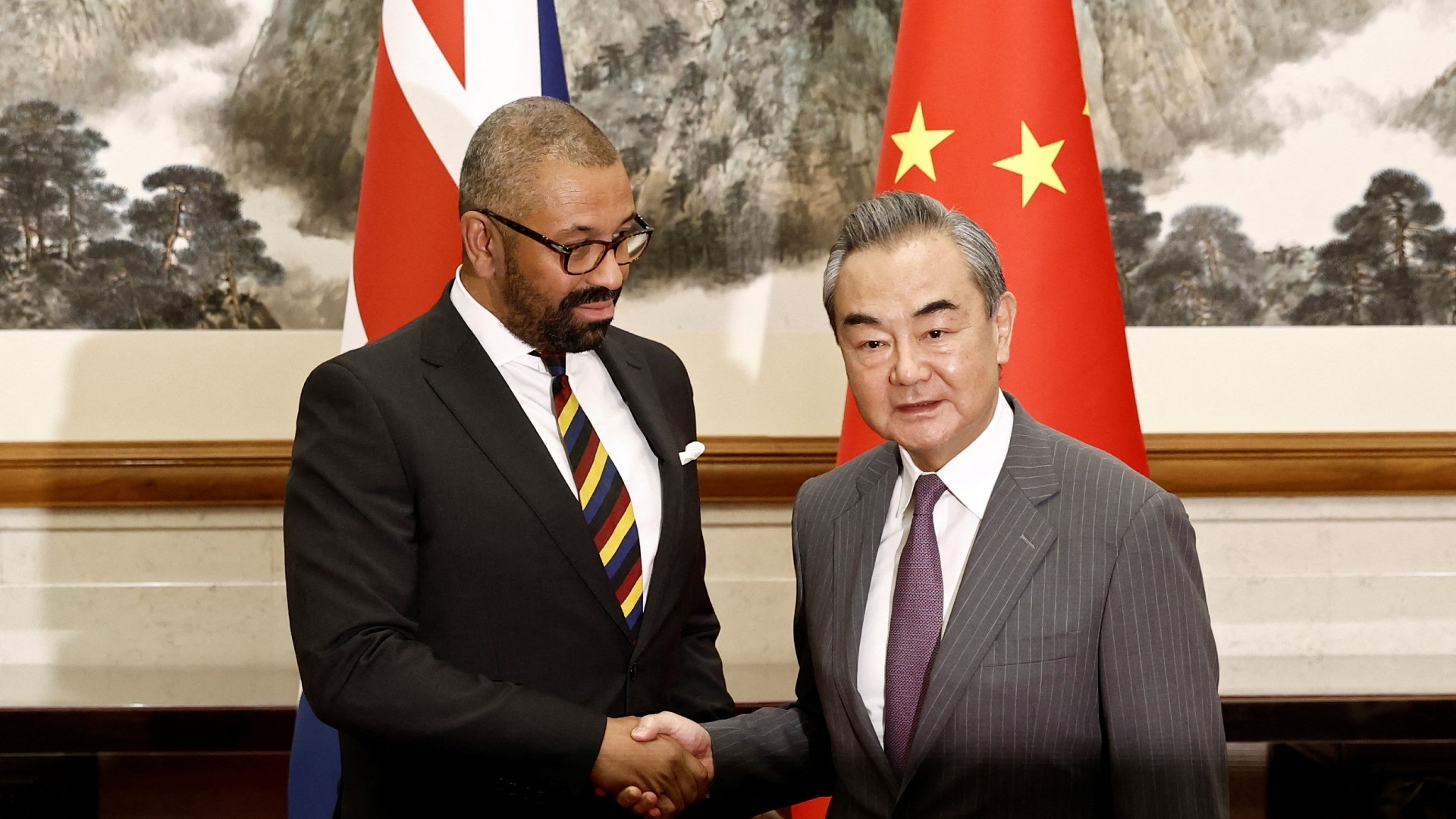 Poignée de main entre le secrétaire d’État britannique aux Affaires étrangères James Cleverly et le ministre chinois des Affaires étrangères Wang Yi à Beijing, le 30 août 2023 (Reuters)