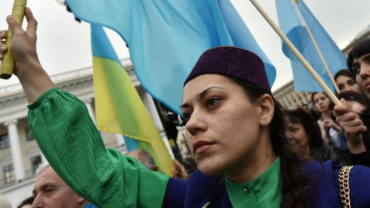 Une femme vêtue d’une tenue tatare manifeste contre l’annexion de la Crimée par la Russie à Kiev, en 2016 (AFP/Genya Savilov)
