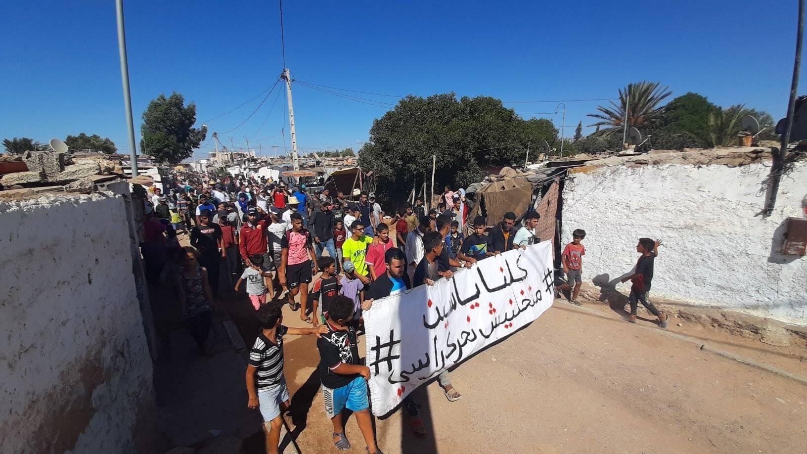 Plusieurs centaines de personnes ont manifesté lundi en fin de journée à Sidi Bennour, réclamant que « justice soit rendue à Yassine » (Twitter/@SaharAmarir)