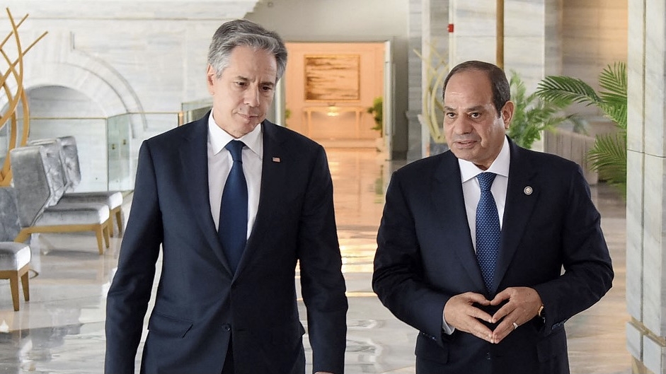 Egypt's President Abdel Fattah el-Sisi (R) meets with US Secretary of State Antony Blinken in Alamein in northern Egypt on 20 August 2024 (AFP)