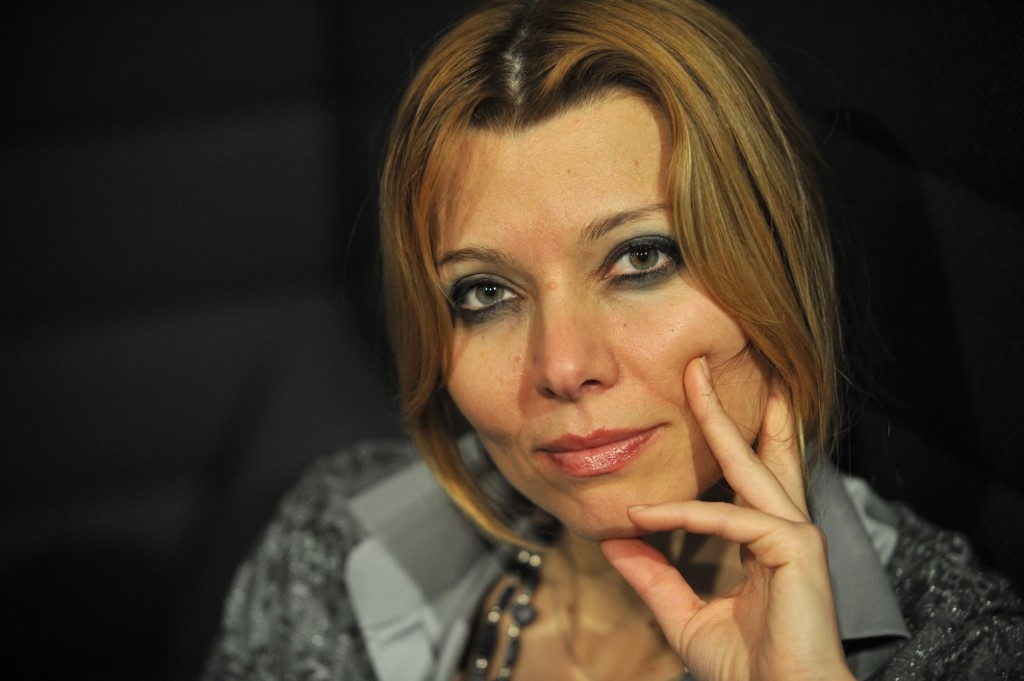 Turkish writer Elif Shafak, author of "Black Milk" poses during the 5th edition of the Women's Forum at the Deauville International Center on October 16, 2009.  (Mychele Daniau / AFP) 