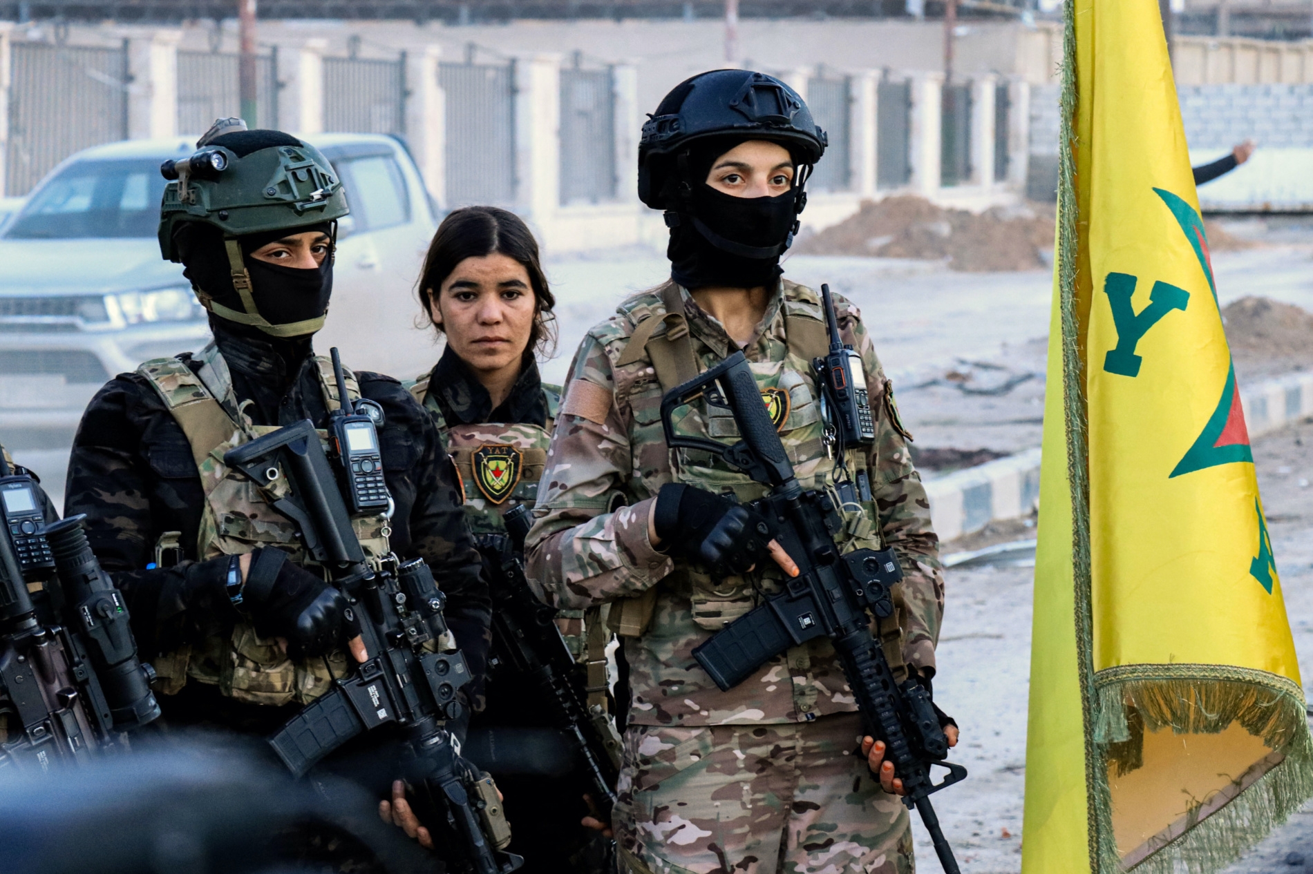 Members of the Syrian Democratic Forces (SDF) deploy outside Ghwayran prison in Syria's northeastern city of Hasakah on 26 January 2022 (AFP)