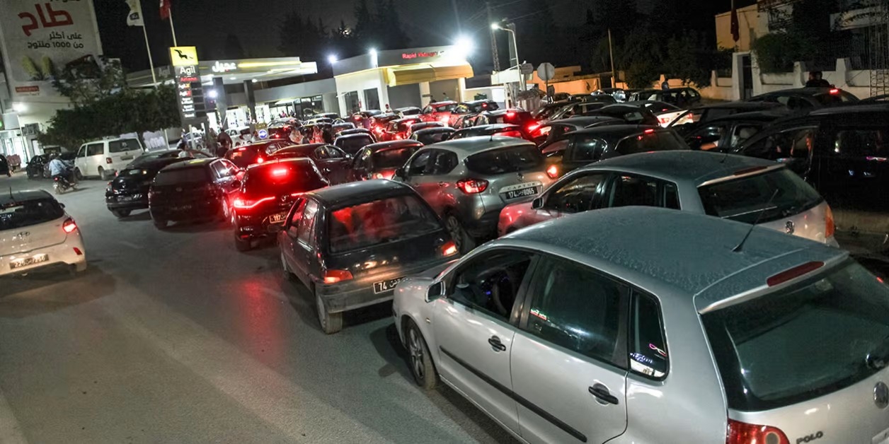Pour satisfaire tout le monde, certaines stations limitent l’achat de carburant à 30 dinars (environ 9 euros), ce qui ne manque pas de créer des tensions (Twitter)