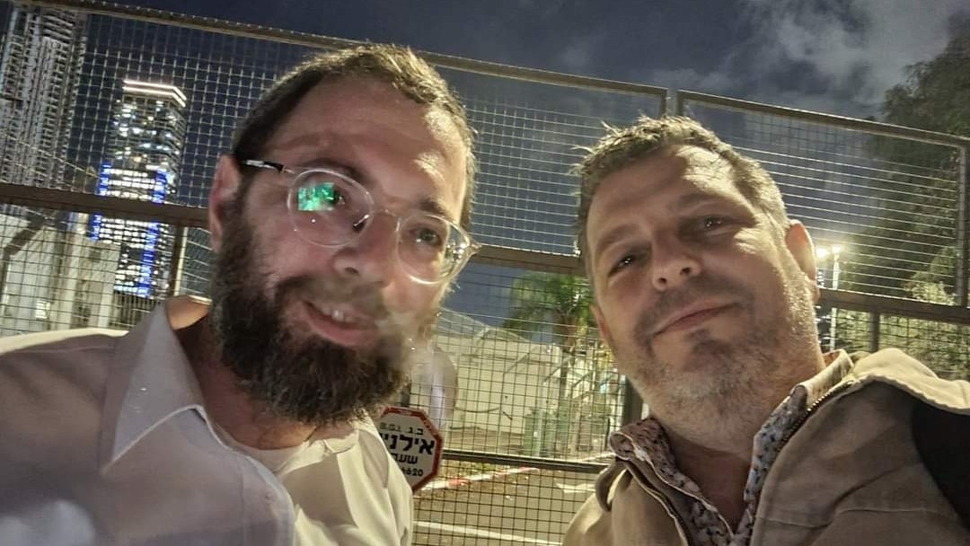 Israel Frey (L) pictured after his release following a brief detention by Israeli police on 27 December 2022 (Twitter/David Zonsheine)