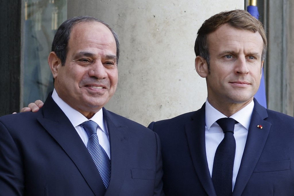 France's President Emmanuel Macron (R) and Egyptian President Abdel Fattah el-Sisi (L) pose prior to a meeting at the Elysee Palace, Paris, 12 November 2021 (AFP)