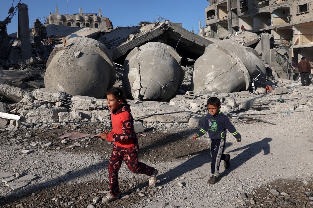 Palestinian children amid the rubble of the al-Faruq mosque on 22 February 2024 in the Rafah refugee camp in southern Gaza (AFP/Said Khatib)