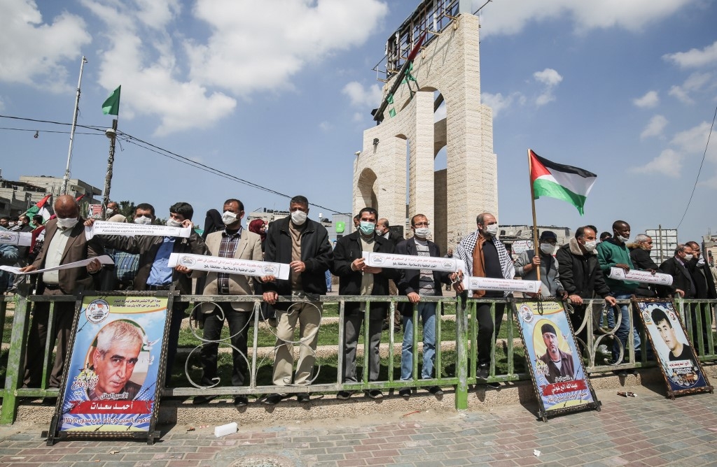 Palestinians protesting in solidarity with prisoners