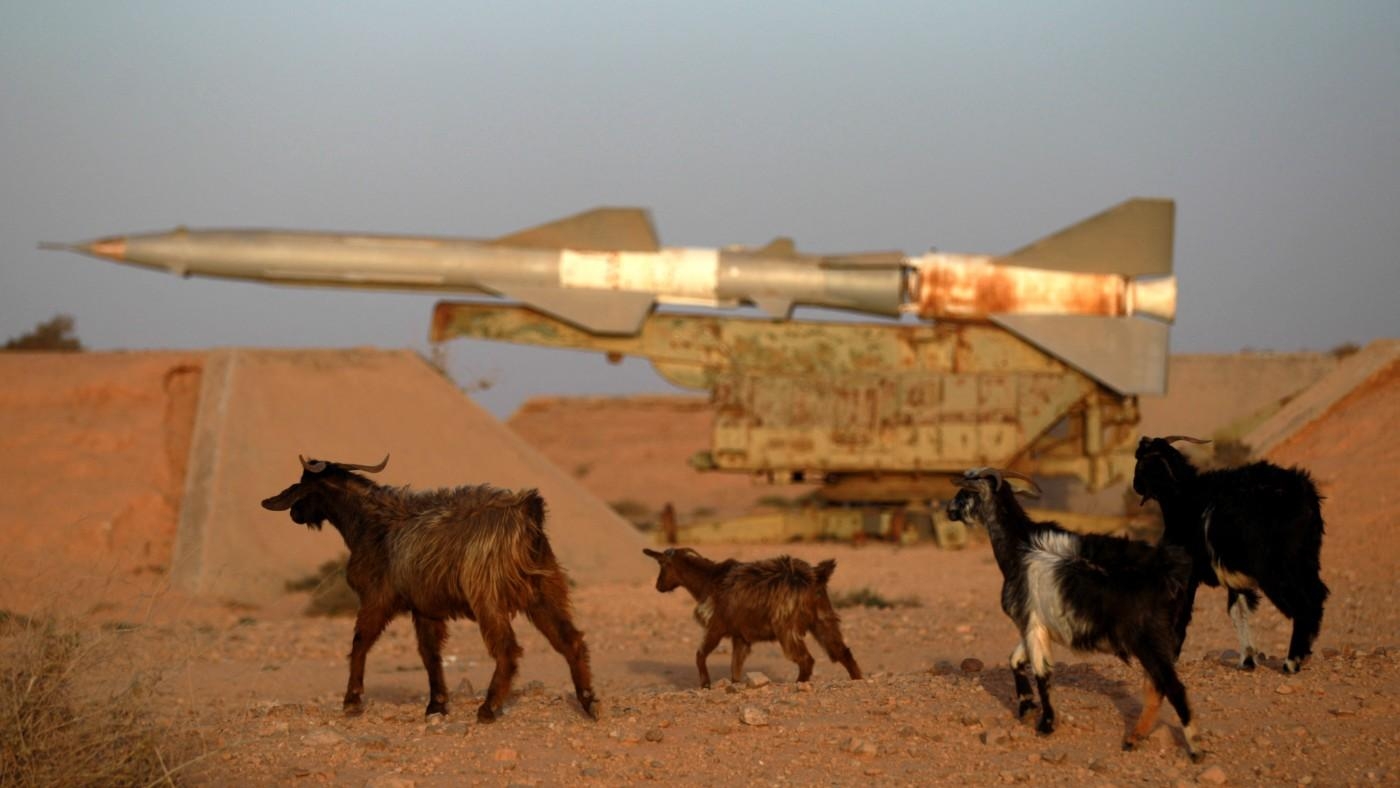 Des chèvres passent à côté d’un missile sol-air (SAM) près de la ville de Tobrouk, dans l’est de la Libye, en 2011 (AFP)