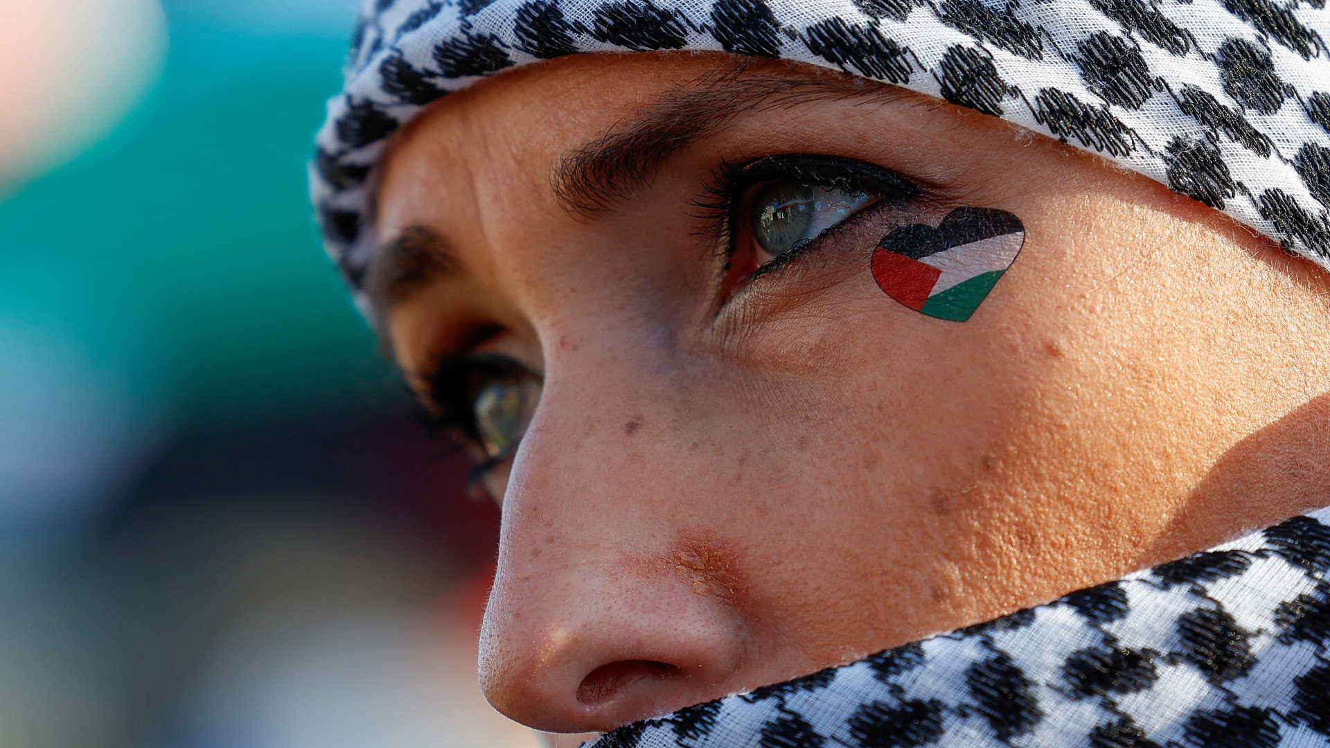 A pro-Palestinian protestor attends a demonstration outside the International Court of Justice (Reuters/Piroschka van de Wouw)
