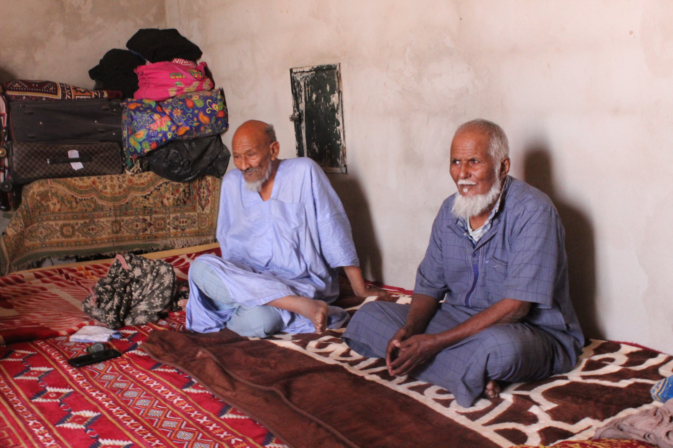 Sidate Side Bahia (à gauche) et Naim Ahmed Salm Ibarki dans leur maison provisoire, dans le camp de réfugiés d’Aousserd (MEE/Alex MacDonald)