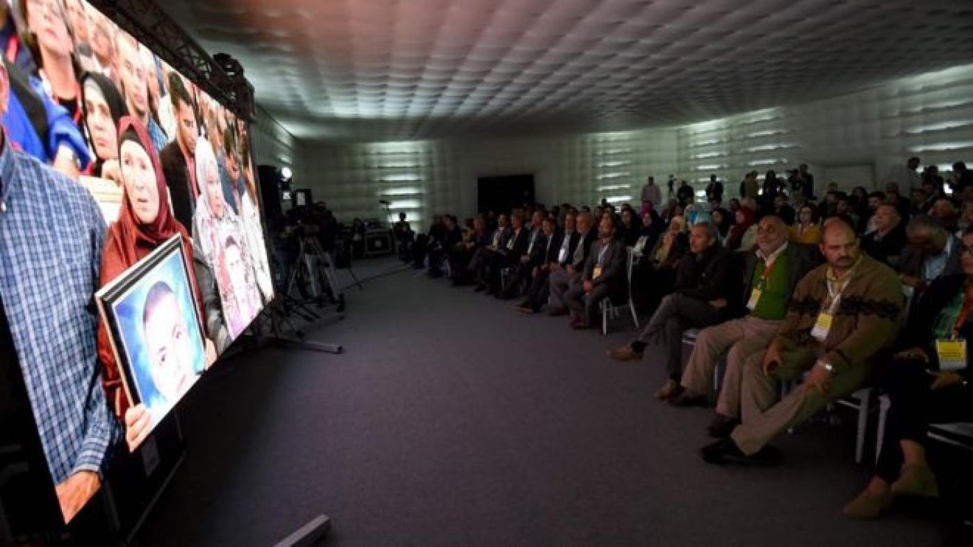 En Tunisie, des mères de victimes de la torture brandissent les portraits de leurs fils à leur arrivée pour une audience devant l’Instance vérité et dignité (IVD) à Tunis, le 17 novembre 2016 (AFP)