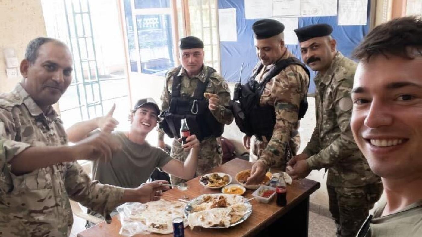 L’influenceur et vlogger américain Mac Candee (à droite) avec le vlogger australien Luke Damant (au centre) déjeunent avec des soldats irakiens à Bagdad, en Irak (avec l’aimable autorisation de Mac Candee)