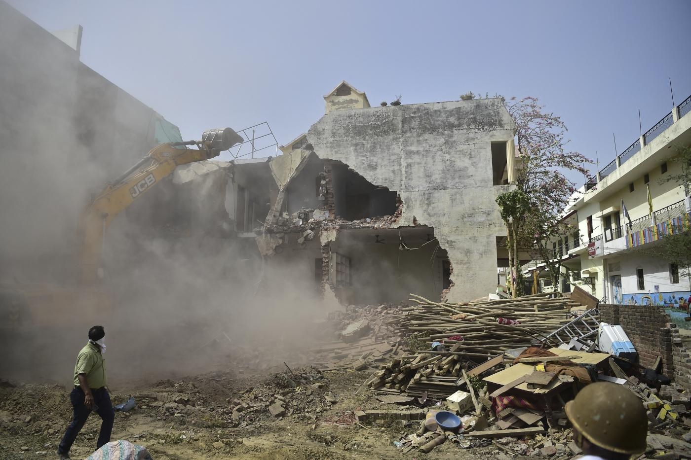 Un bulldozer rase la maison de Javed Mohammad, activiste politique accusé d’incitation aux émeutes à Allahabad, le 12 juin 2022 (AFP)