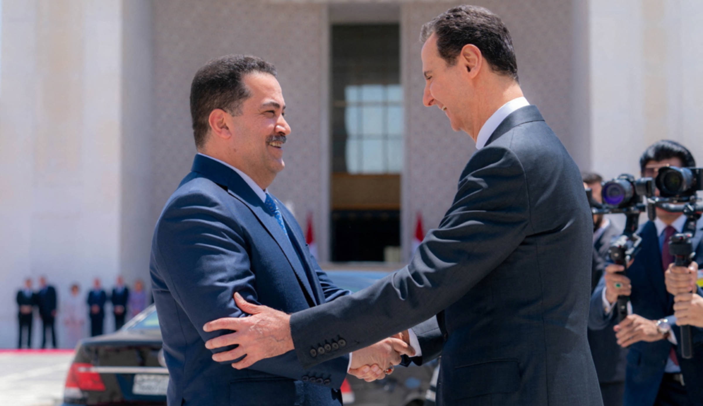 Le président syrien Bachar al-Assad accueille le Premier ministre irakien Mohammed Chia al-Soudani à Damas, le 16 juillet 2023 (Sana/Reuters)