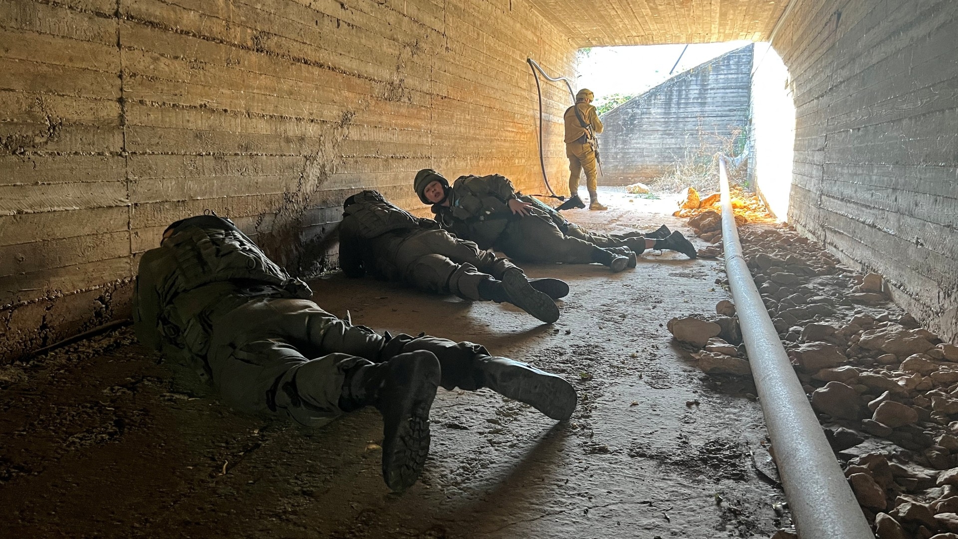 Israeli soldiers take shelter in an underpass in Hurfeish in northern Israel, 5 June 2024 (Reuters/Avi Ohayon)