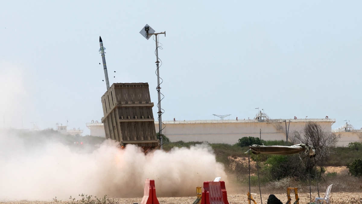Le système de défense antimissile israélien Dôme de fer lance un missile pour intercepter les roquettes tirées depuis la bande de Gaza assiégée, à la périphérie de la ville d’Ashkelon, dans le sud d’Israël, le 7 août 2022 (AFP)