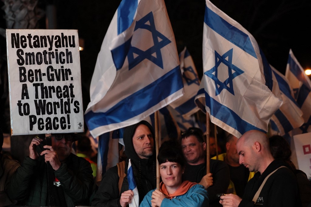 Israeli protesters attend a rally against controversial government plans to give lawmakers more control of the judicial system, Tel Aviv, 4 February 2023 (AFP)