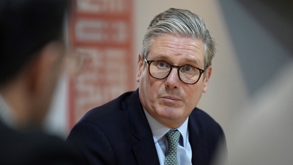 Britain's Prime Minister Keir Starmer addresses a meeting during a visit to The Hub, Solihull Mosque in the West Midlands, 8 August 2024 (Joe Giddens/AFP)