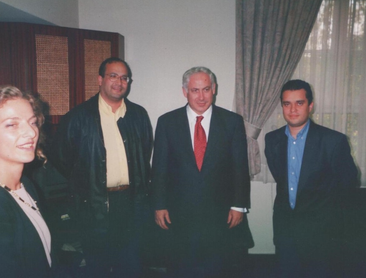 Le journaliste Ali Lmrabet (à gauche) avec le Premier ministre israélien Benyamin Netanyahou et le directeur général du Journal, Ali Amar, à Tel Aviv en 1998 (avec l’aimable autorisation de Ali Lmrabet)
