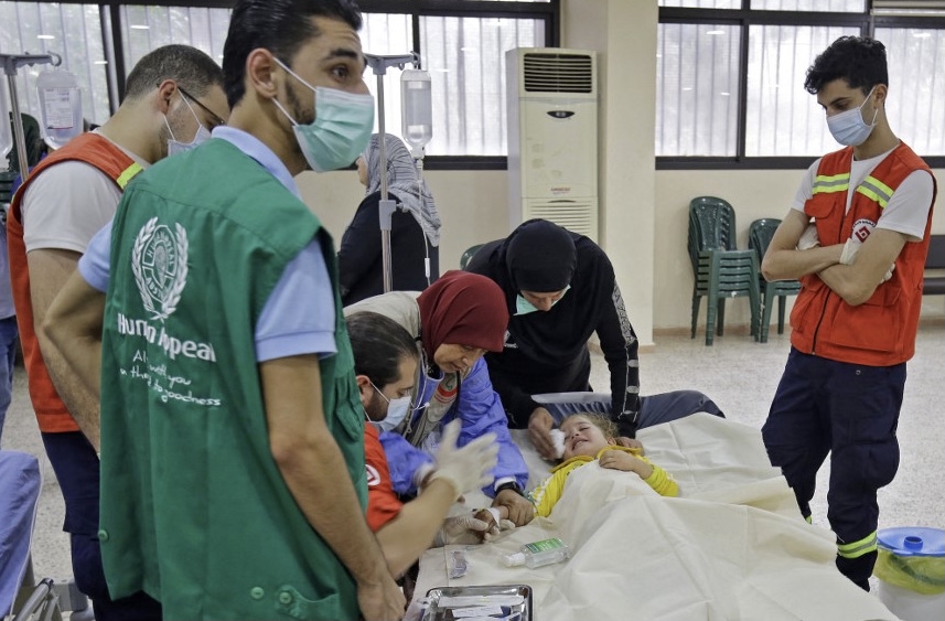 Le personnel médical soigne une enfant souffrant de choléra dans une salle d’une mosquée convertie en hôpital à Bebnine, dans le Nord du Liban, le 26 octobre 2022 (AFP)