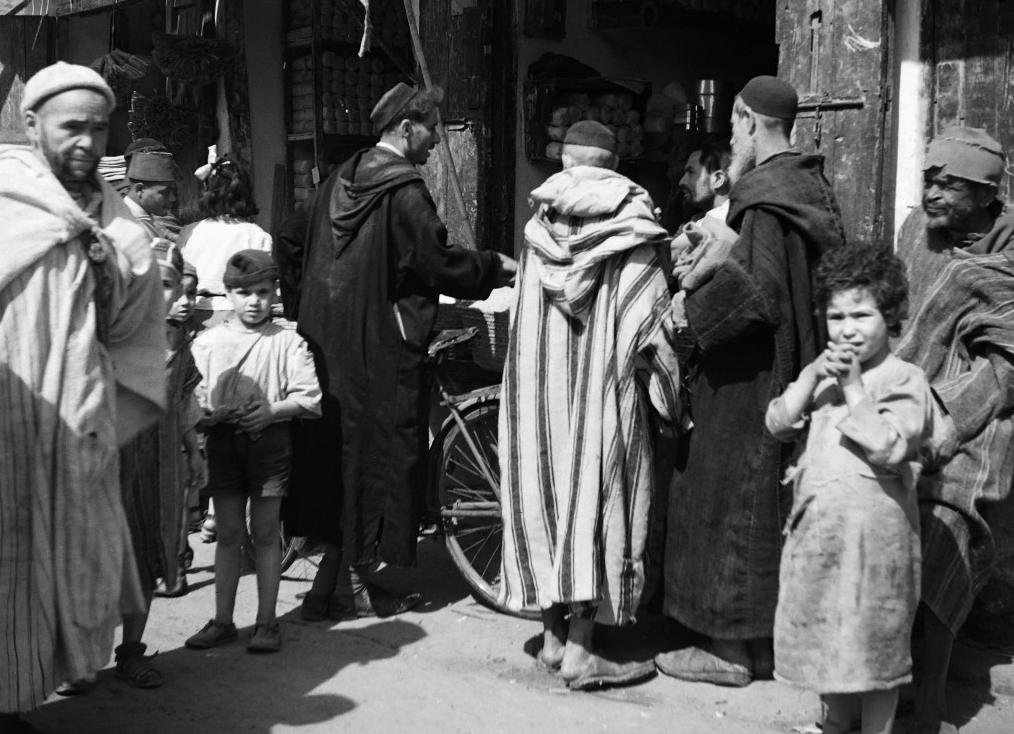 Une photo datant de 1946 montre une scène dans le quartier juif de Marrakech, au Maroc (AFP)