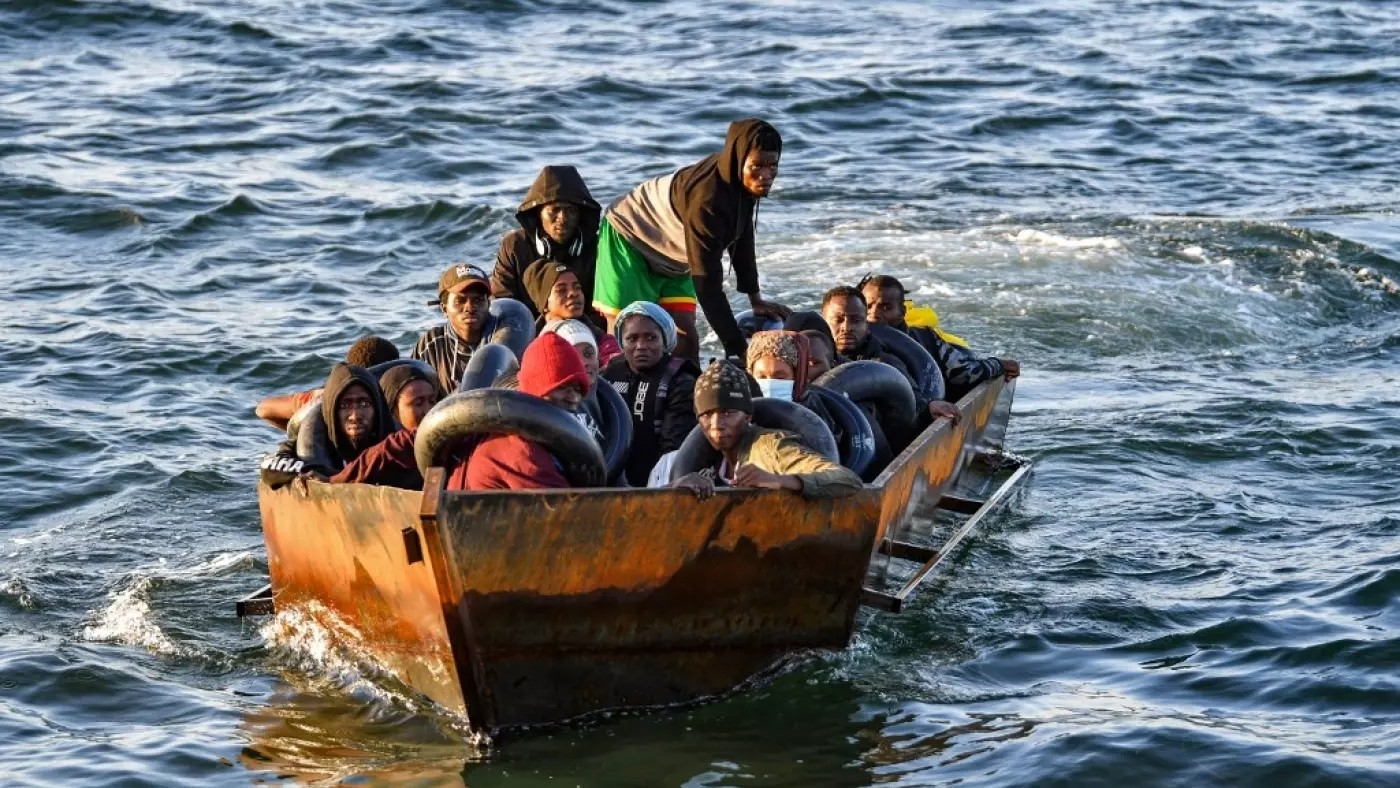 Des migrants à bord d’un bateau de fortune ont été interceptés par les autorités tunisiennes alors qu’ils se dirigeaient vers l’Italie, à environ 80 km au large de la côte de la ville de Sfax en Tunisie le 4 octobre 2022 (AFP)