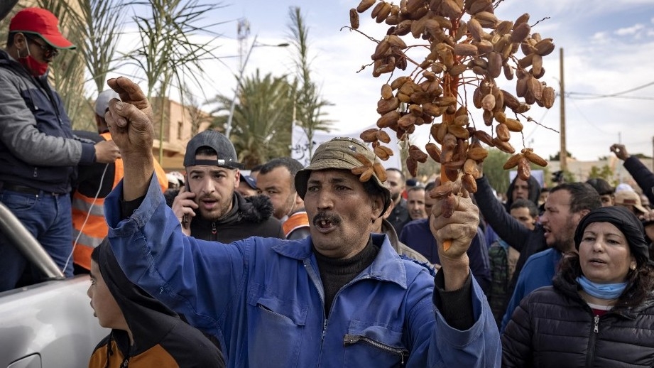 Des agriculteurs marocains manifestent dans la ville frontalière de Figuig, le 18 mars 2021, après que les autorités algériennes ont expulsé des producteurs de dattes d’une zone frontalière (AFP)