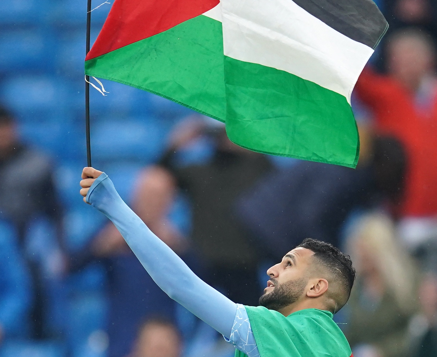 Fin de la finale de Premier League entre Manchester et Everton : Riyad Mahrez brandit le drapeau palestinien, le 23 mai 2021 (AFP/Dave Thompson)