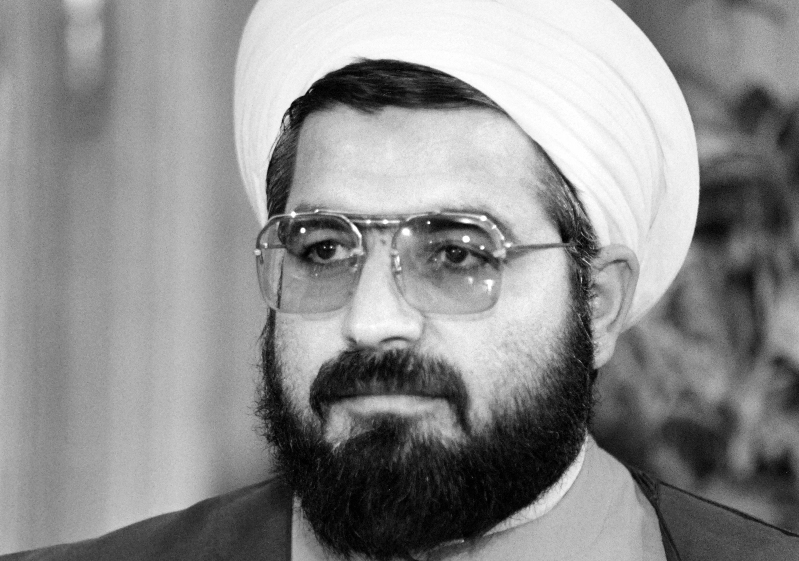 Hassan Rohani, alors président de la commission de défense du Parlement iranien, lors d’une conférence de presse à l’ambassade d’Iran à Paris, le 10 septembre 1985 (AFP/Mario Fourmy)