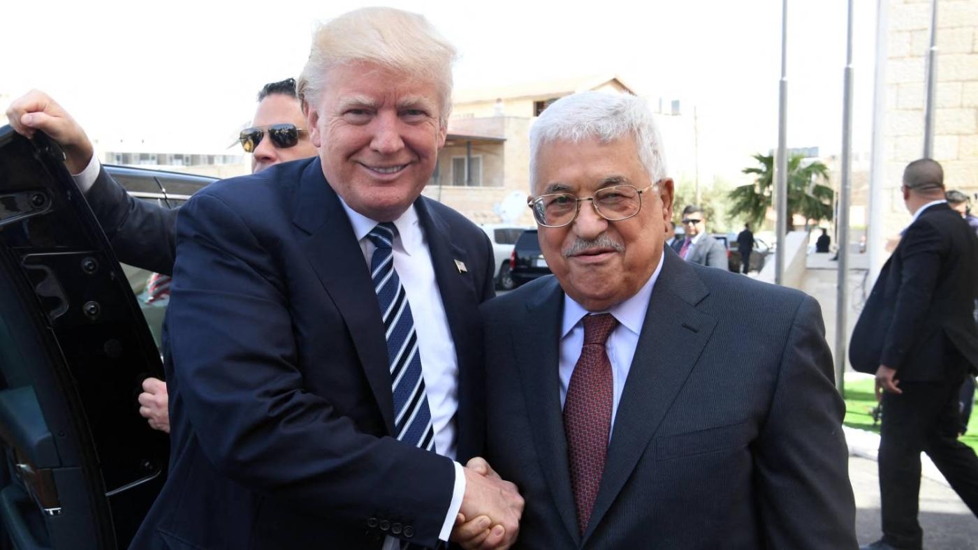 Le président de l’Autorité palestinienne Mahmoud Abbas et le président américain Donald Trump se saluent au palais présidentiel de Bethléem, le 23 mai 2017 (AFP)