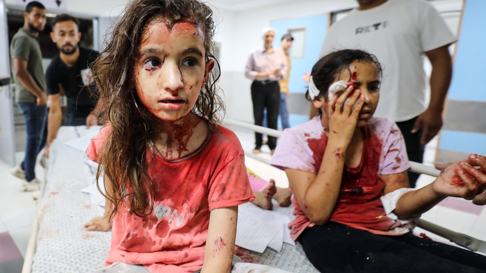 Des médecins palestiniens soignent des enfants blessés par les bombardements israéliens sur Gaza à l’hôpital al-Chifa, le 9 octobre 2023 (Reuters)