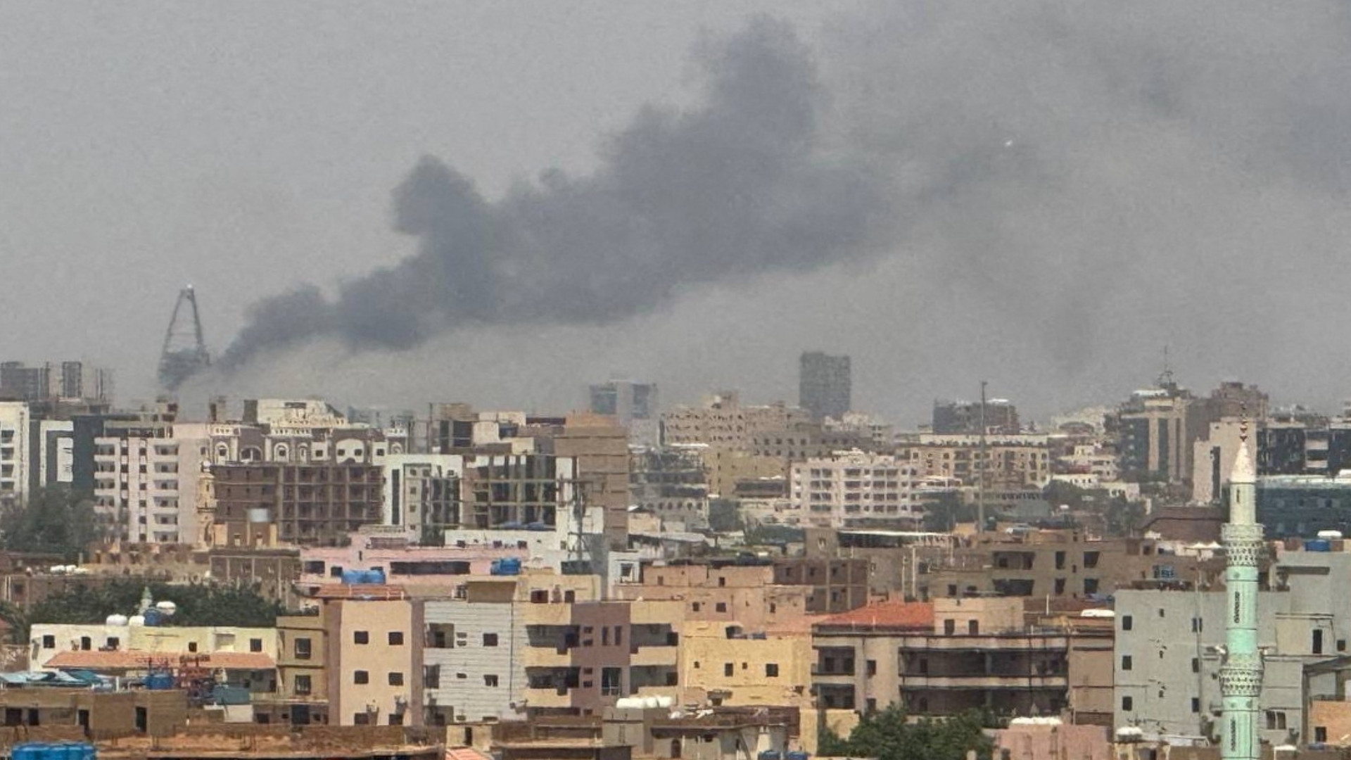 Plumes of smoke rise during clashes between the paramilitary Rapid Support Forces and the army in Khartoum, Sudan, 26 September 2024 (REUTERS)