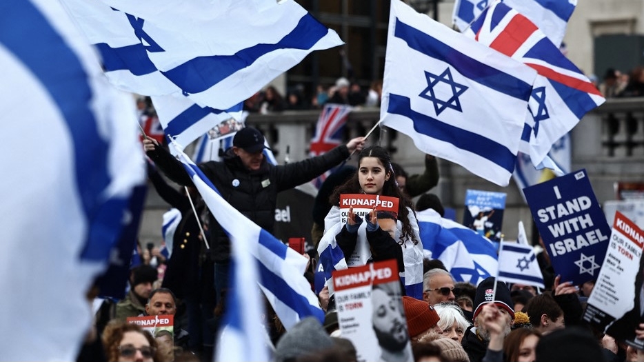 Pro-Israel supporters protest in Trafalgar Square, London, 14 January 2024 (Henry Nicholls/AFP)