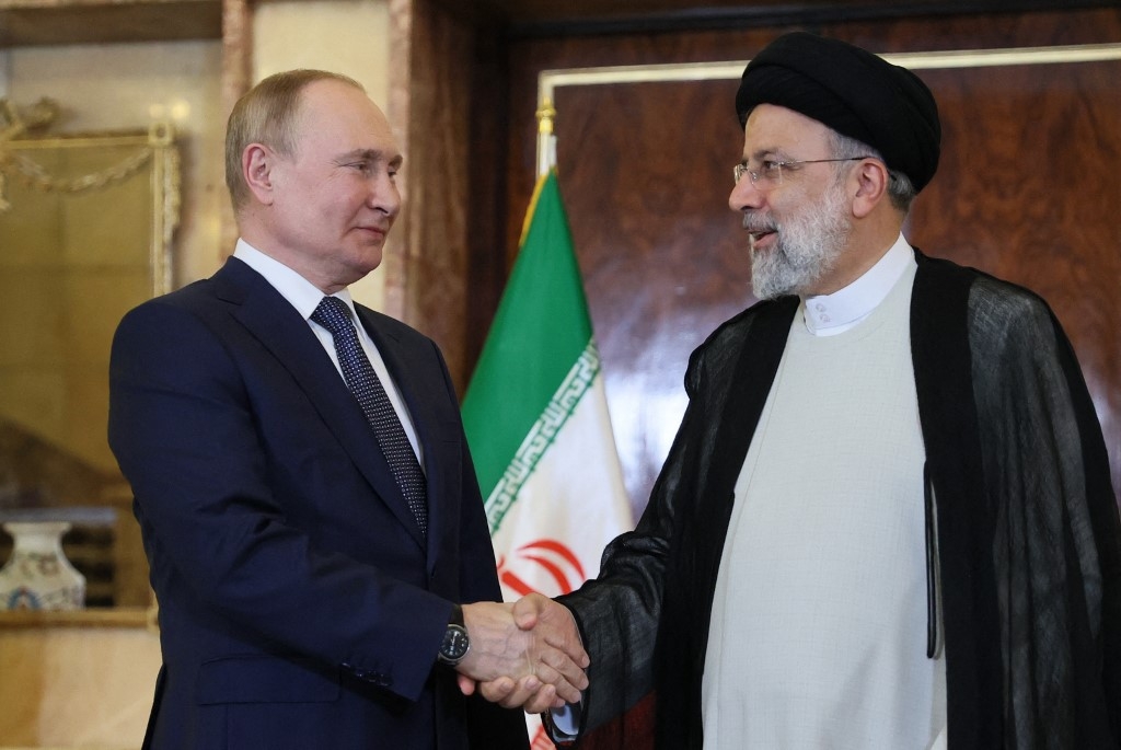 Russian President Vladimir Putin (L) and Iran's President Ebrahim Raisi hold a meeting in Tehran on 19 July 2022 (AFP)