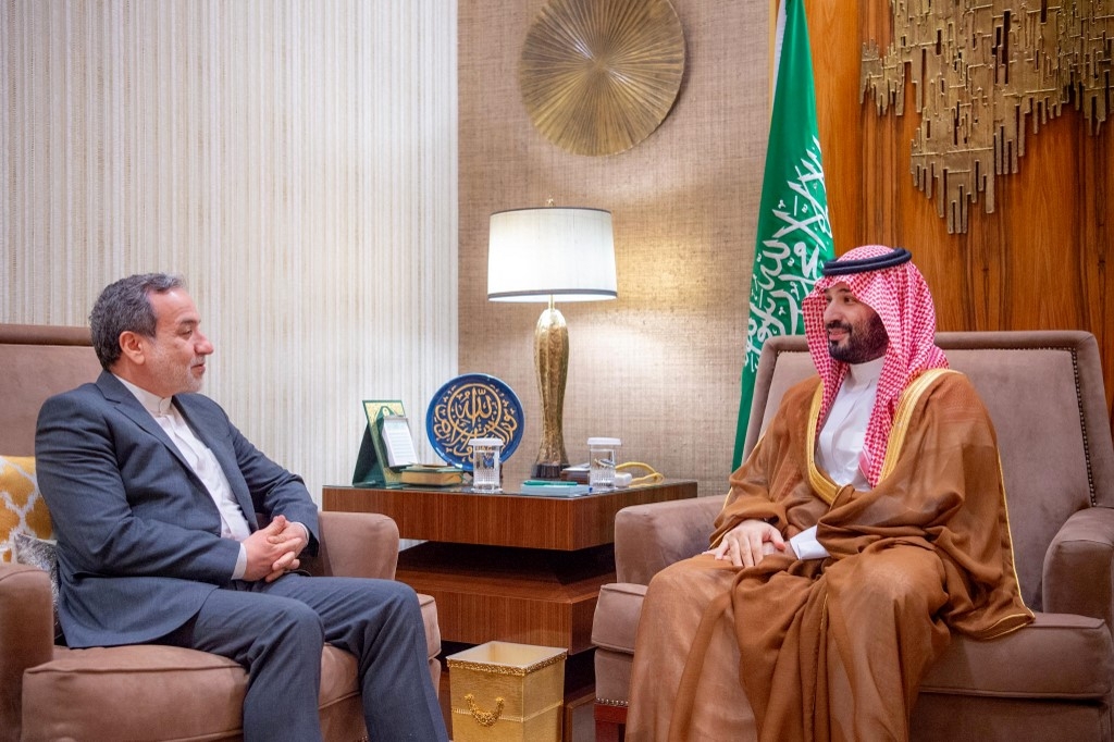 A handout picture provided by the Saudi Press Agency (SPA) shows Saudi Crown Prince Mohammed bin Salman (R) meeting with Iranian Foreign Minister Abbas Araghchi in Riyadh October 9, 2024 (SPA / AFP)