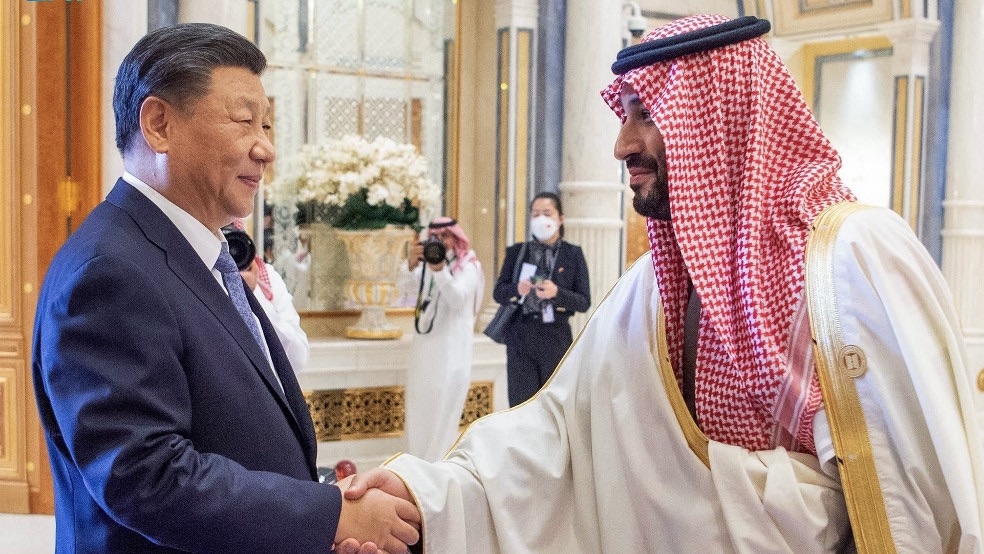 Saudi Crown Prince Mohammed bin Salman (R) shaking hands with Chinese President Xi Jinping during a GCC-China Summit, Riyadh, 9 December 2022 (AFP)