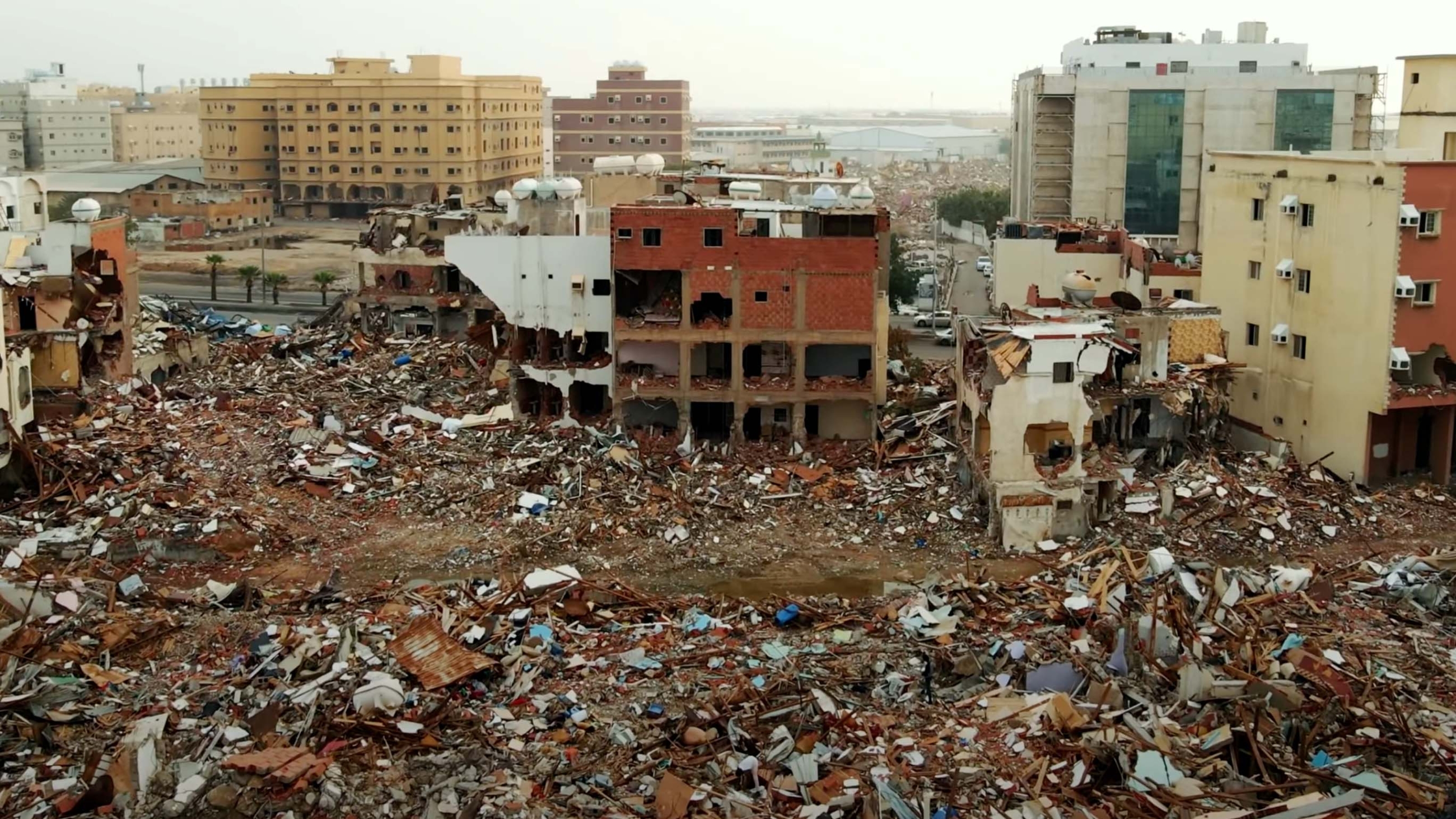Capture d’écran extraite d’une vidéo en ligne montrant la destruction à grande échelle de quartiers entiers de Djeddah (YouTube)