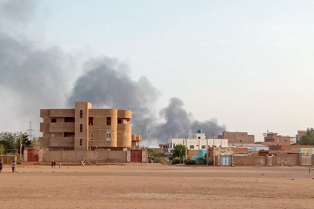 Smoke billows in the distance around the Khartoum Bahri district amid fighting in the Sudanese capital, 14 July 2023 (AFP)