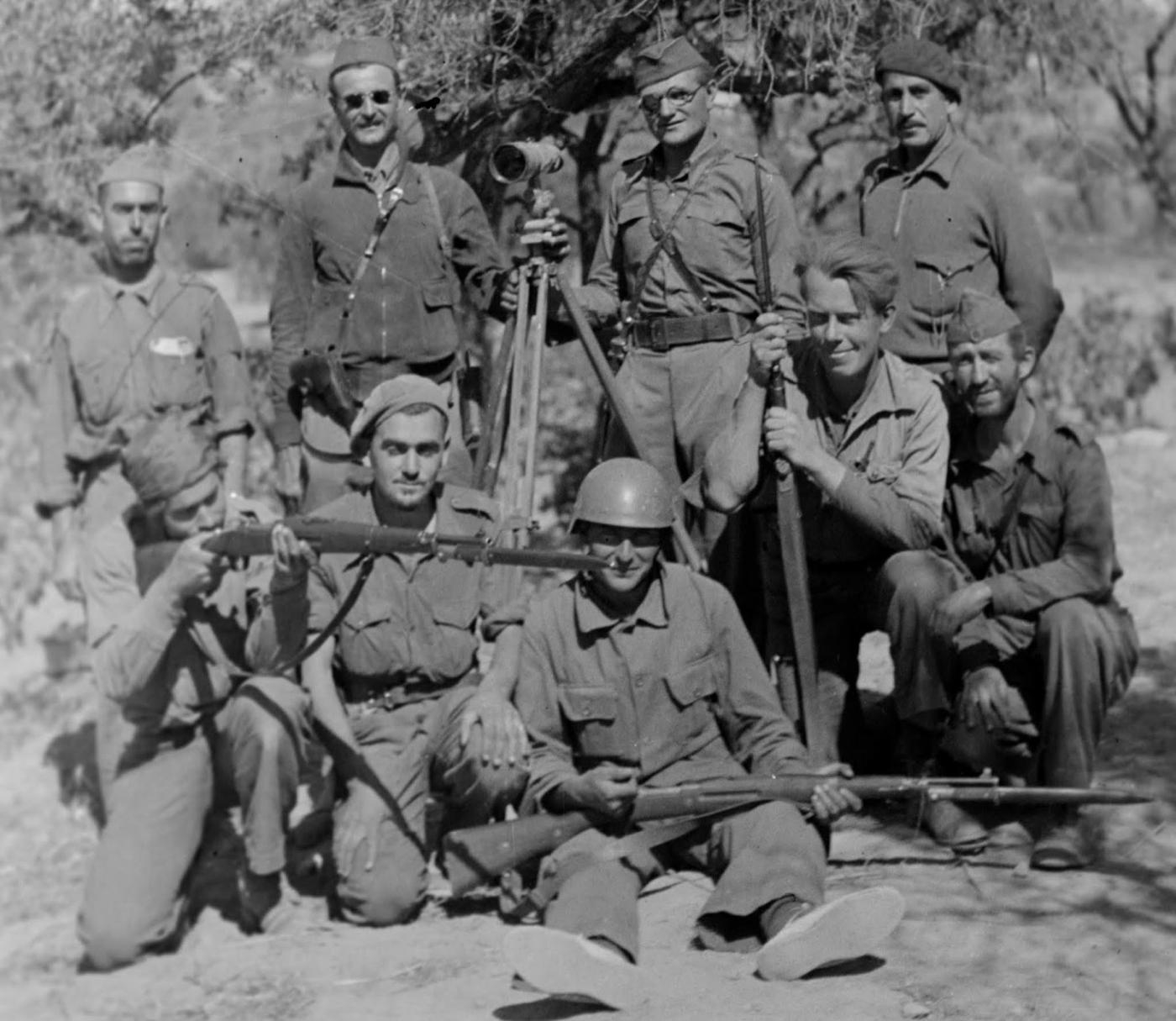Nuri Anwar Rufail, un volontaire irakien, apparaît debout à droite sur cette photo de la 15e Brigade internationale du front de l’Ebre, prise en août 1938 (Tamiment Library)
