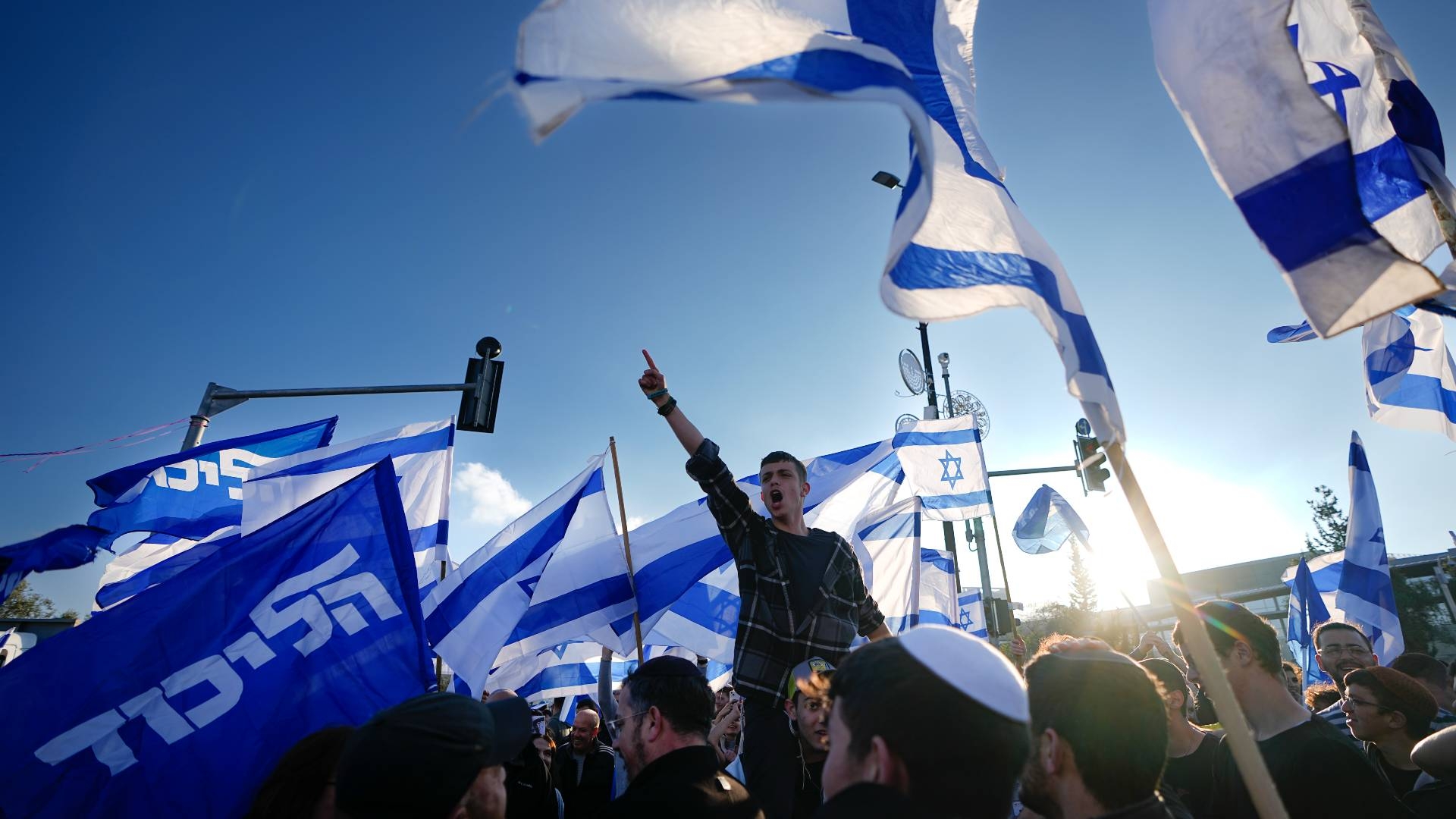 Supporters of Prime Minister Benjamin Netanyahu's judicial overhaul plan rally near the parliament in Jerusalem, 27 March 2023 (AP)