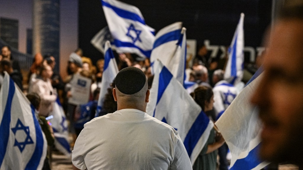 Israeli protesters demonstrate near the Defence Ministry in Tel Aviv on 16 December 2023 (Alberto Pizzoli/AFP)
