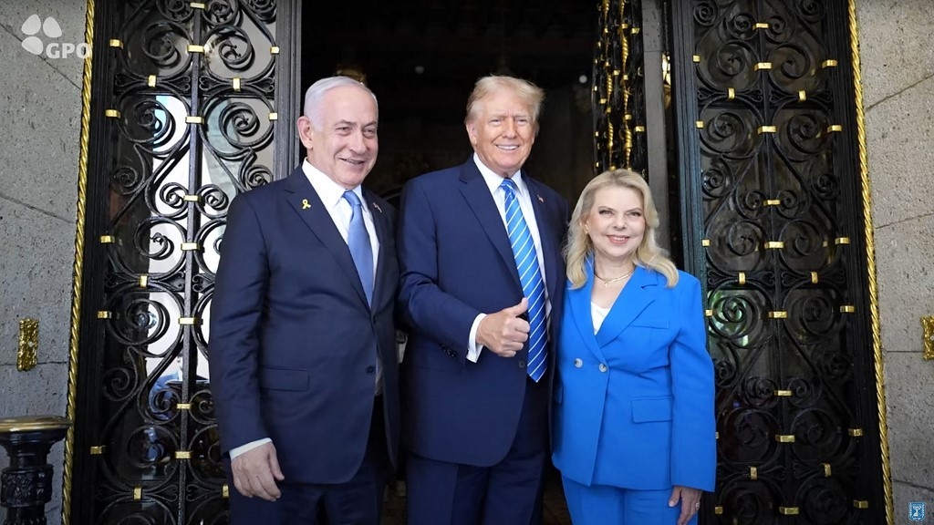 Israeli Prime Minister Benjamin Netanyahu and his wife Sara welcomed by former US President Donald Trump at the Mar-a-Lago Club in Palm Beach, Florida, in July 2024 (AFP)