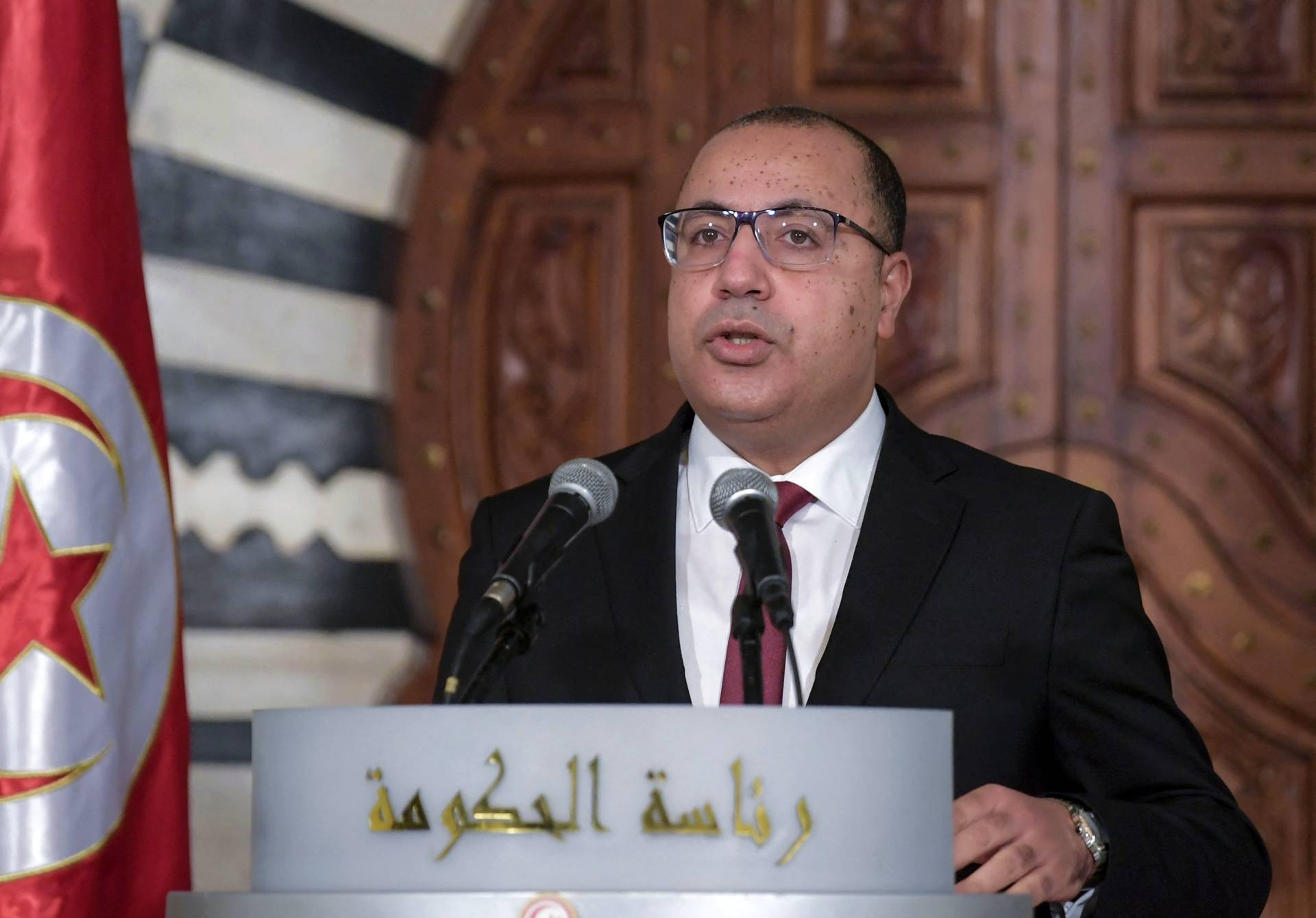 Hichem Mechichi, alors chef du gouvernement tunisien, annonce un remaniement ministériel à Tunis, le 16 janvier 2021 (AFP)
