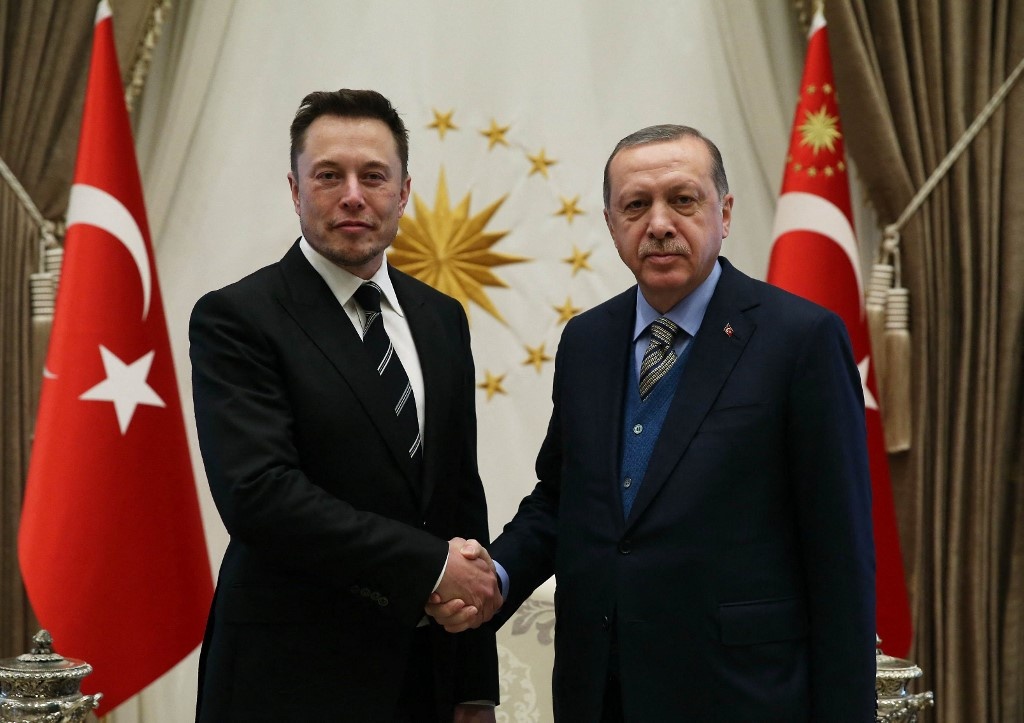 Recep Tayyip Erdogan (R) shakes hands with Elon Musk during a meeting in Ankara on 8 November 2017 (Adem Altan/AFP)