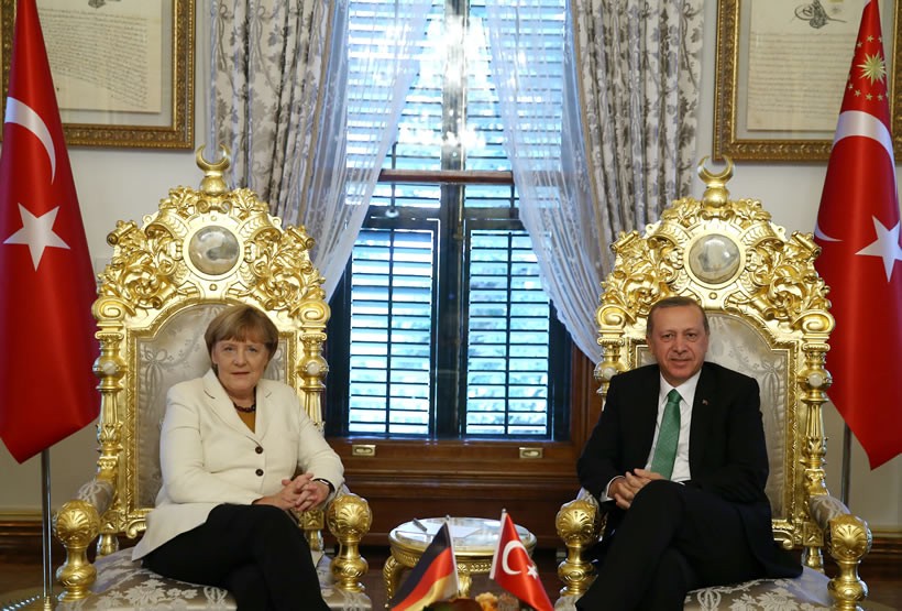 Then-German Prime Minister Angela Merkel (L) meets Turkish President Recep Tayyip Erdogan at the Yildiz Palace in Istanbul on 18 October 2015 (Turkish Presidency)