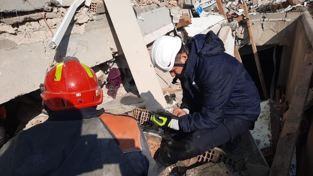 A rescue worker holding a table to track the possible movements inside a building through a radar to locate survivors in Antakya, Turkey on 8 February 2023 (Handout)