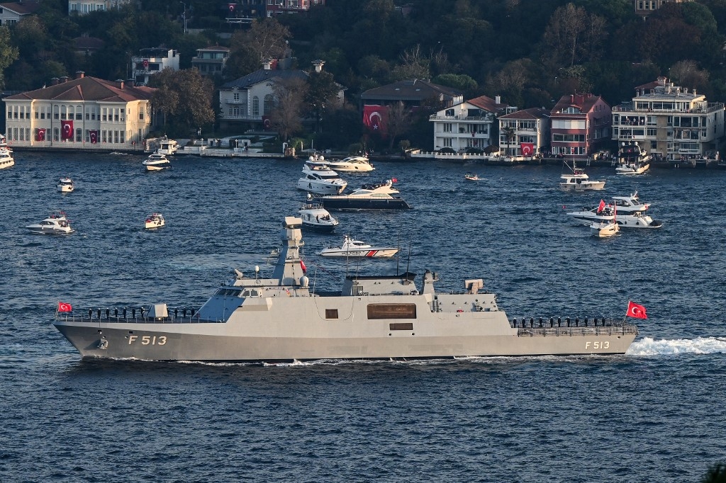 This picture taken on October 29,2023 in Istanbul shows Turkish naval forces warship Corvette TCG F 513, Burgazada, sails during a military naval parade on bosphorus to mark 100th anniversary celebrations of Turkish republic. (Ozan Kose - AFP) 