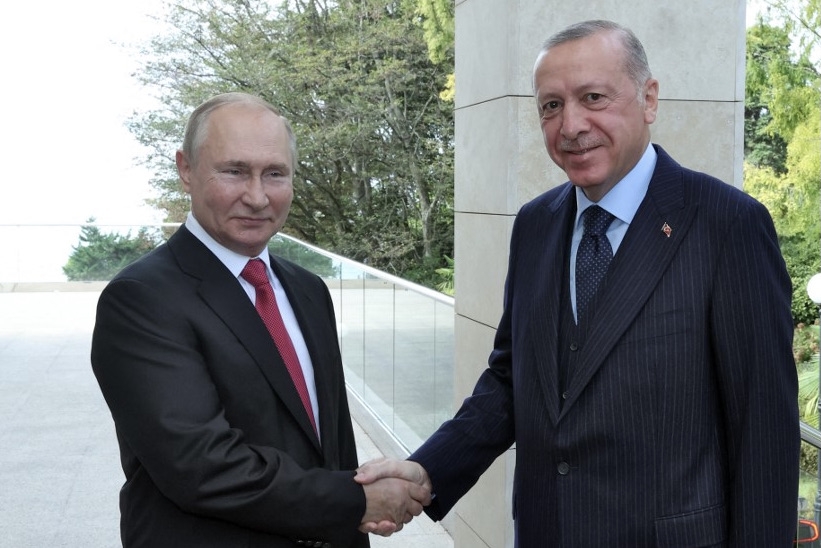 Turkish President Recep Tayyip Erdogan (R) shaking hands with Russian President Vladimir Putin (L) ahead of a meeting in Sochi, Russia, 29 September 2021 (AFP)