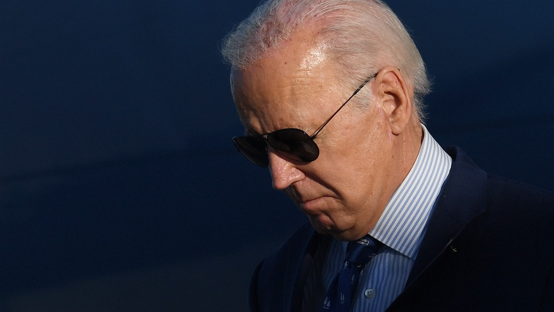 Le président américain Joe Biden descend d’Air Force One, le 9 novembre 2023 (AFP)