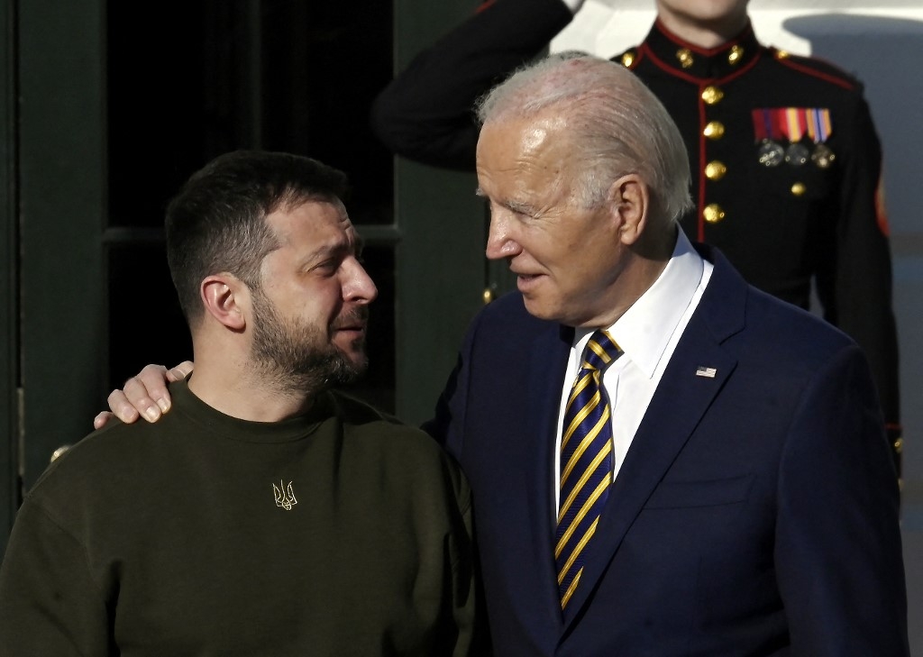 US President Joe Biden (R) and Ukraine's President Volodymyr Zelensky at the White House, Washington, DC on 21 December 2022 (AFP)